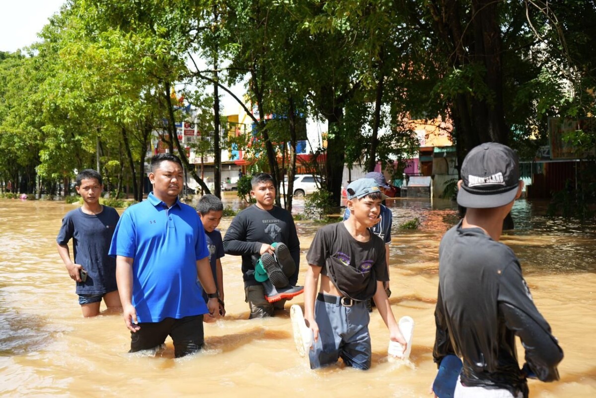 Ketua DPRD Pantau Langsung Kondisi Banjir di Pusat Kota Maros