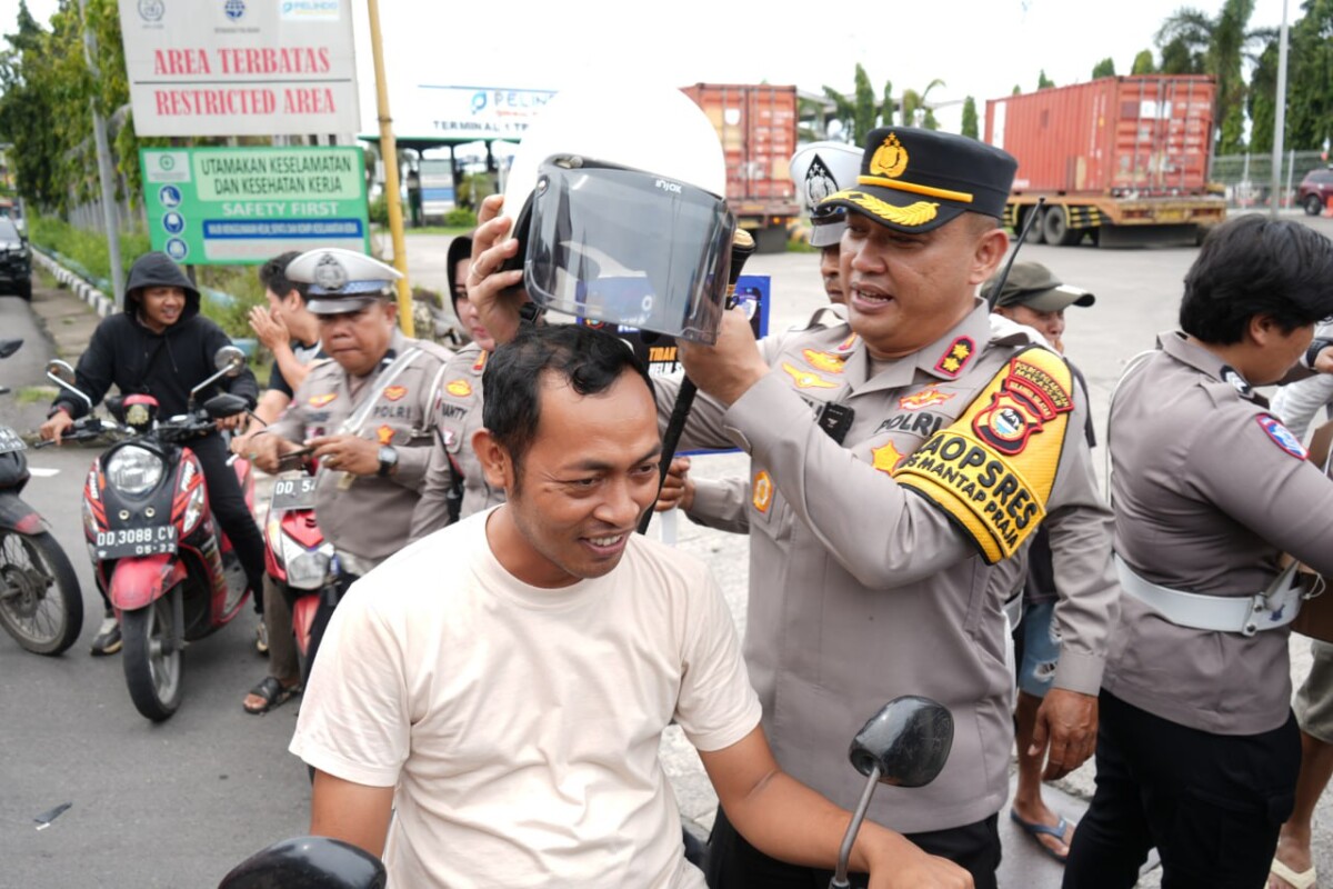Peduli Keselamatan, Kapolres AKBP Restu Beri Helm Gratis ke Pengendara