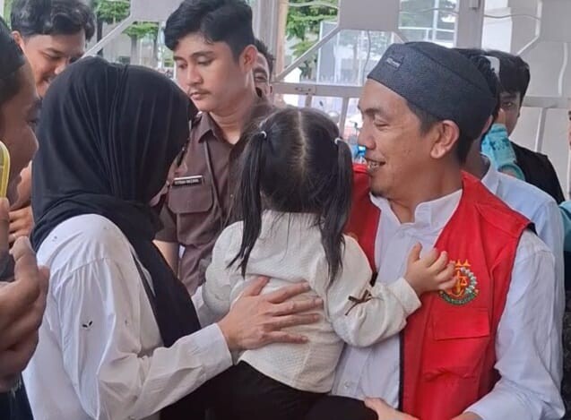 Momen Haru di PN Makassar, Putri Bungsu Terdakwa Skincare Bermerkuri Enggan Lepas Pelukan Ayahnya
