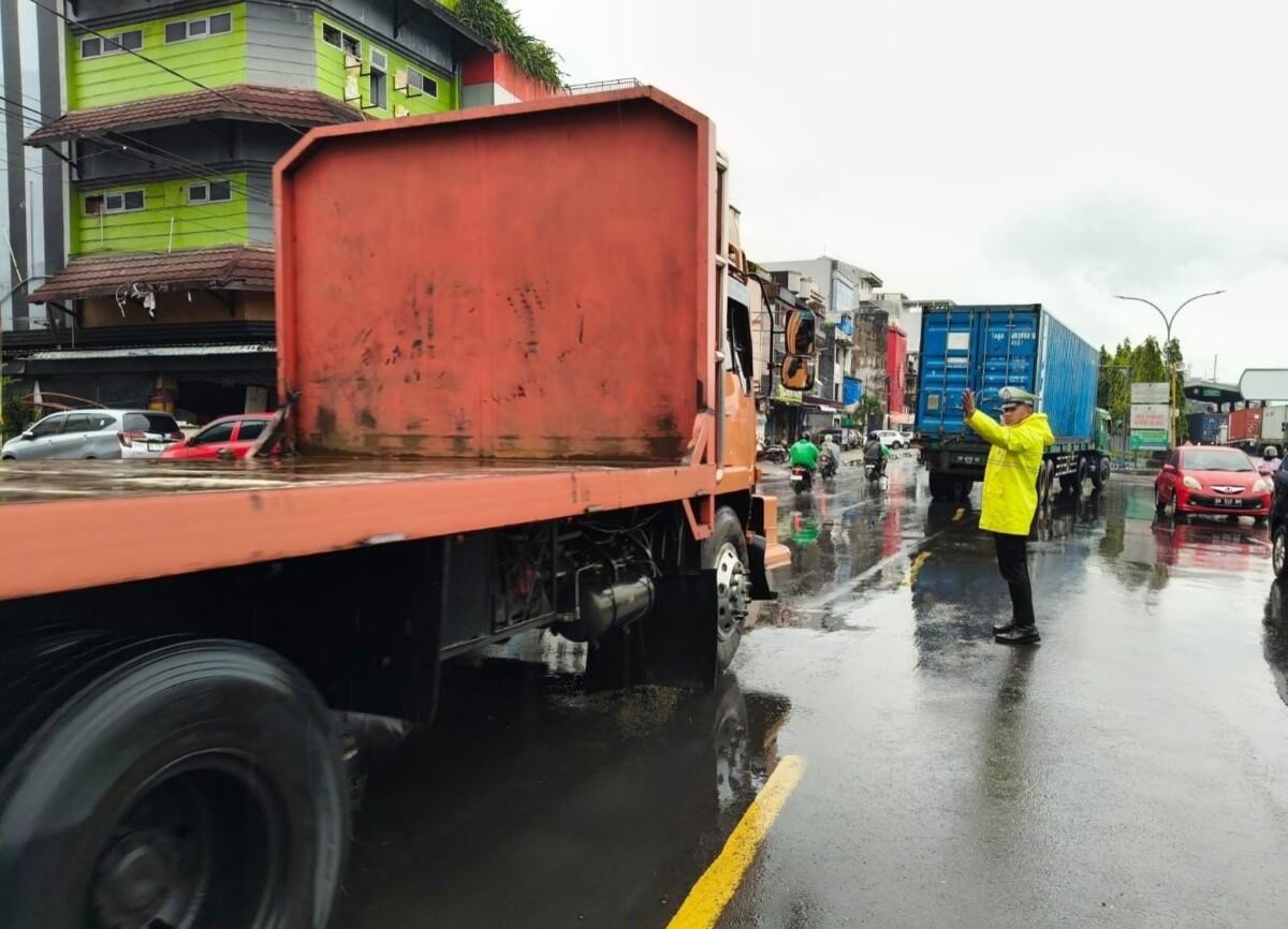 Satlantas Polres Pelabuhan Makassar Gerak Cepat Atasi Kemacetan Akibat Genangan Air