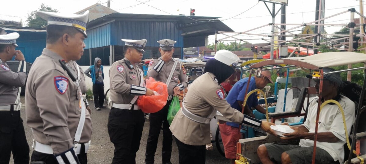 Satlantas Polres Sinjai Berbagi Takjil untuk Pemulung dan Tukang Becak di Bulan Ramadan