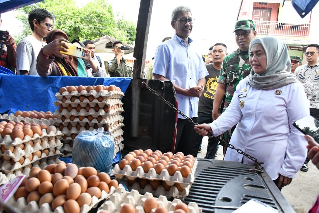 Bupati Sinjai Tinjau Ketersediaan dan Harga Bahan Pokok di Pasar Sentral