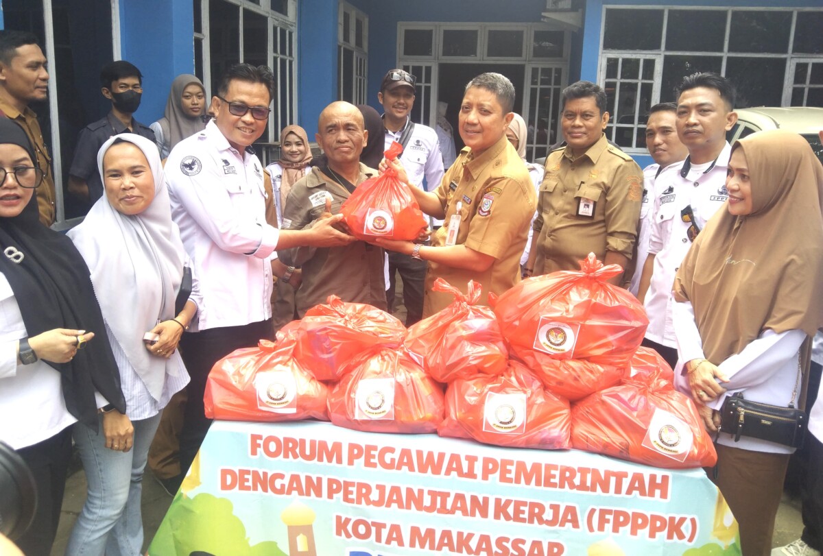 Forum PPPK Makassar Gelar Aksi Berbagi Sembako di Bulan Ramadan