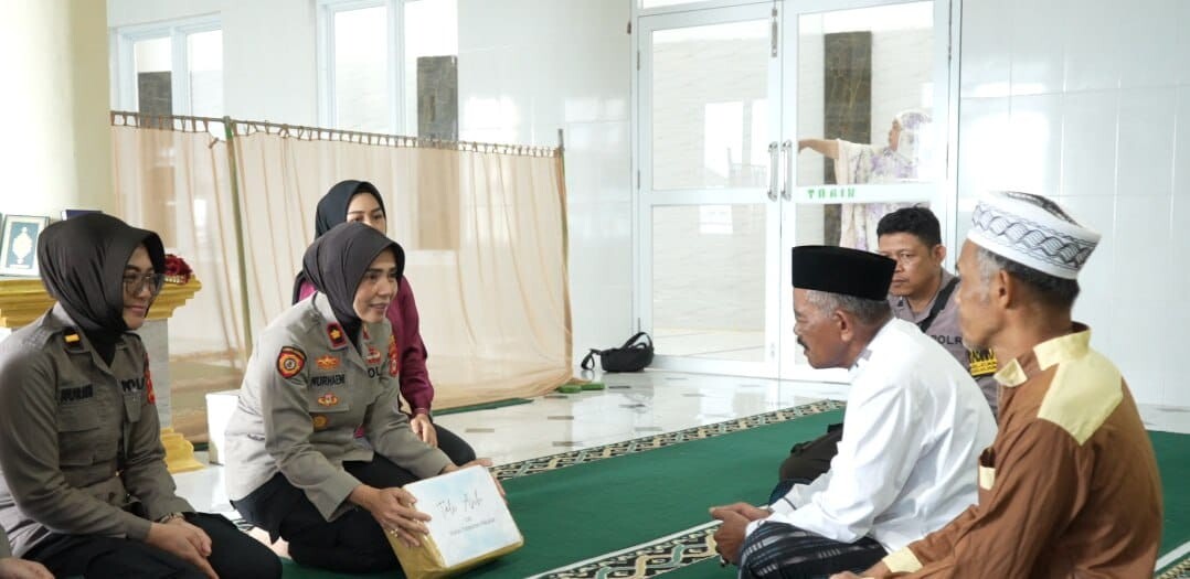 Polwan Polres Pelabuhan Makassar Hadirkan Berkah Ramadan dengan Bantuan Sosial
