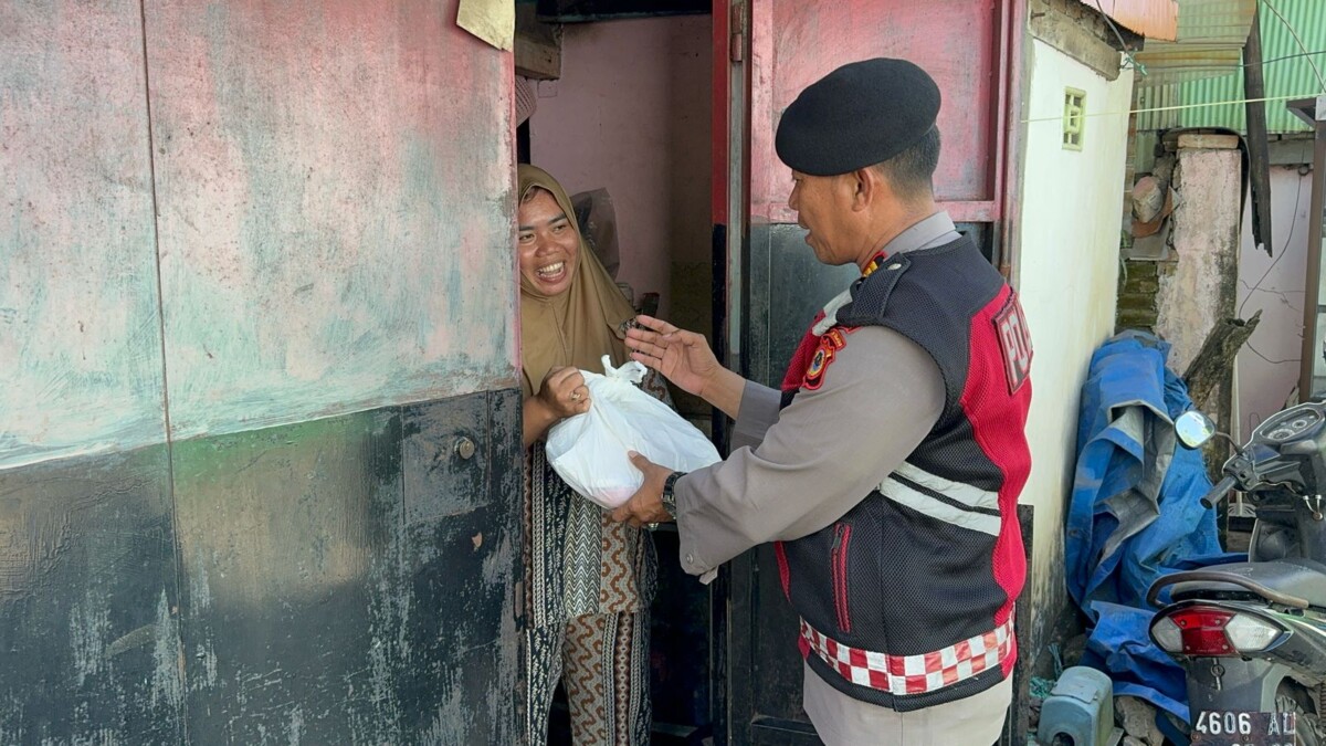 Berkah Ramadan, Polisi di Makassar Hadirkan Kebahagiaan di Pemukiman Padat