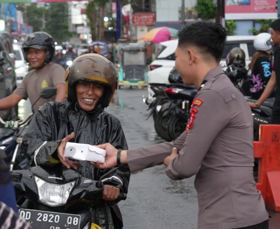 Program Polri Berbagi, Polres Pelabuhan Makassar Berbagi Takjil
