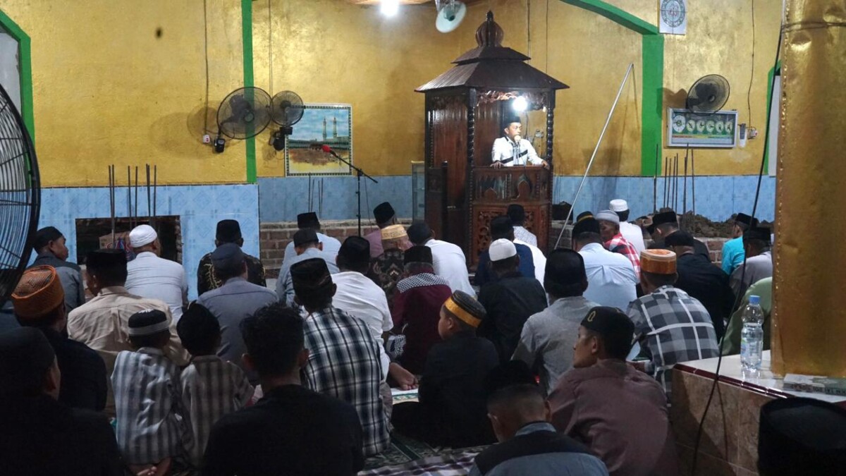 Tarawih Bersama Warga Betao Riase, Bupati Sidrap Bantu Rp100 Juta Pembangunan Mesjid Mujahidin