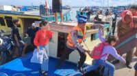 Satpolairud Polres Pelabuhan Makassar Siaga di Dermaga, Bantu Masyarakat Pulau Sambut Ramadan