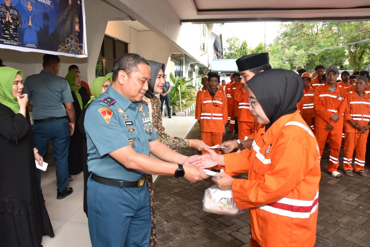 Lantamal VI Berbagi Takjil Gratis ke Ratusan Pekerja Satgas Kebersihan Makassar