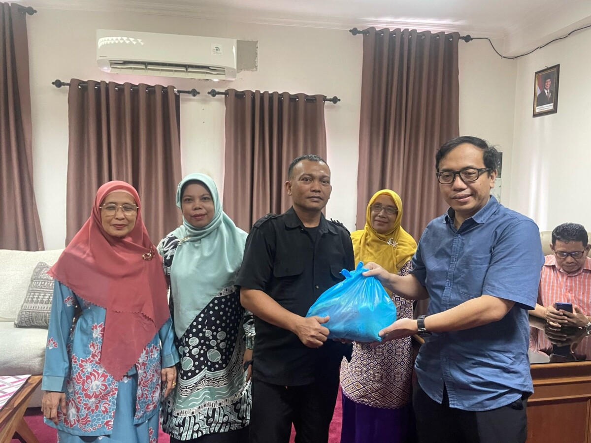 Tebar Berkah Ramadhan, FUF UIN Alauddin Makassar Salurkan 110 Paket Ramadhan Untuk CS hingga Tendik