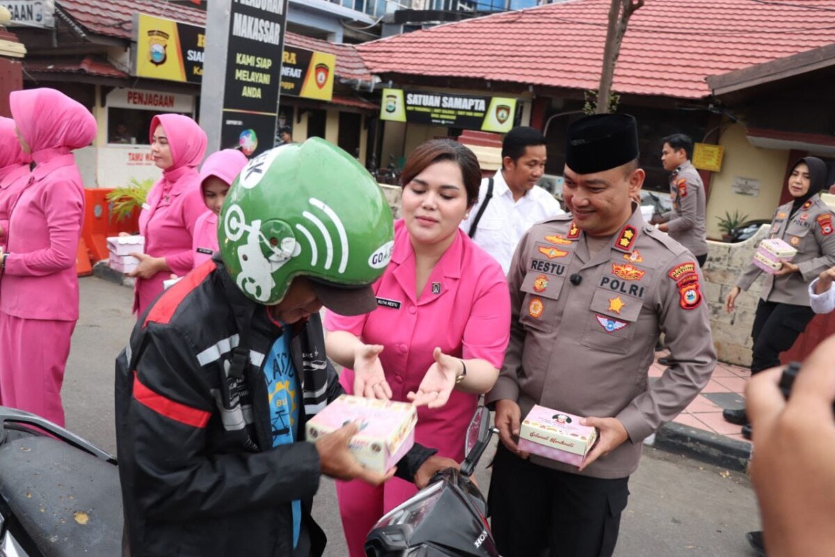 Ramadan Penuh Kepedulian, Kapolres dan Bhayangkari Pelabuhan Makassar Sambut Jelang Berbuka dengan Berbagi Takjil
