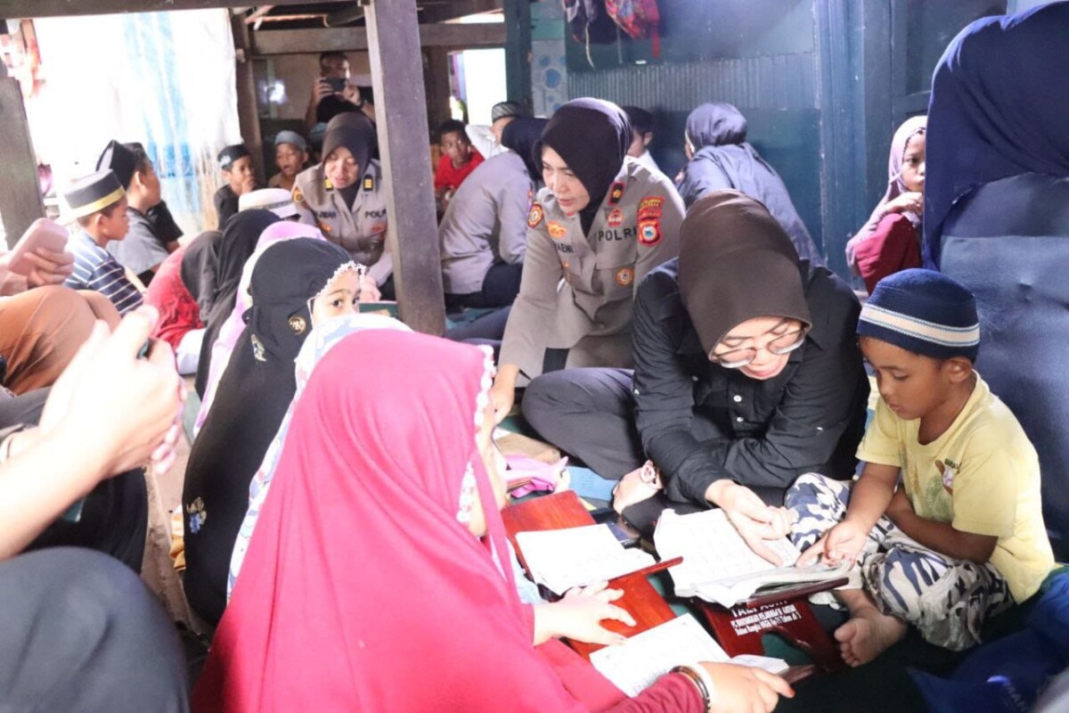 Tanamkan Akhlak di Bulan Ramadan, Polwan Polres Pelabuhan Makassar Didik Mengaji Anak-anak