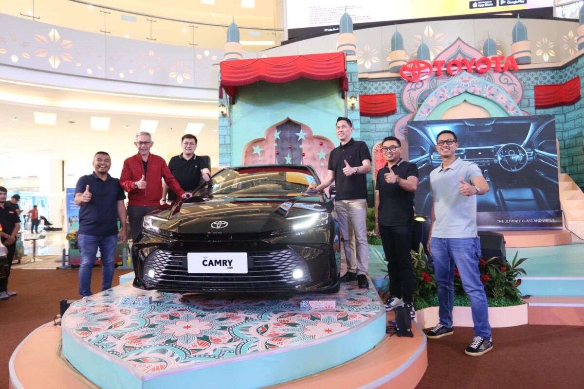 New Camry Hybrid Resmi Mengaspal di Makassar