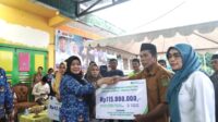 Tiga Ahli Waris Terima Santunan BPJamsostek di Safari Ramadan Pitu Riase