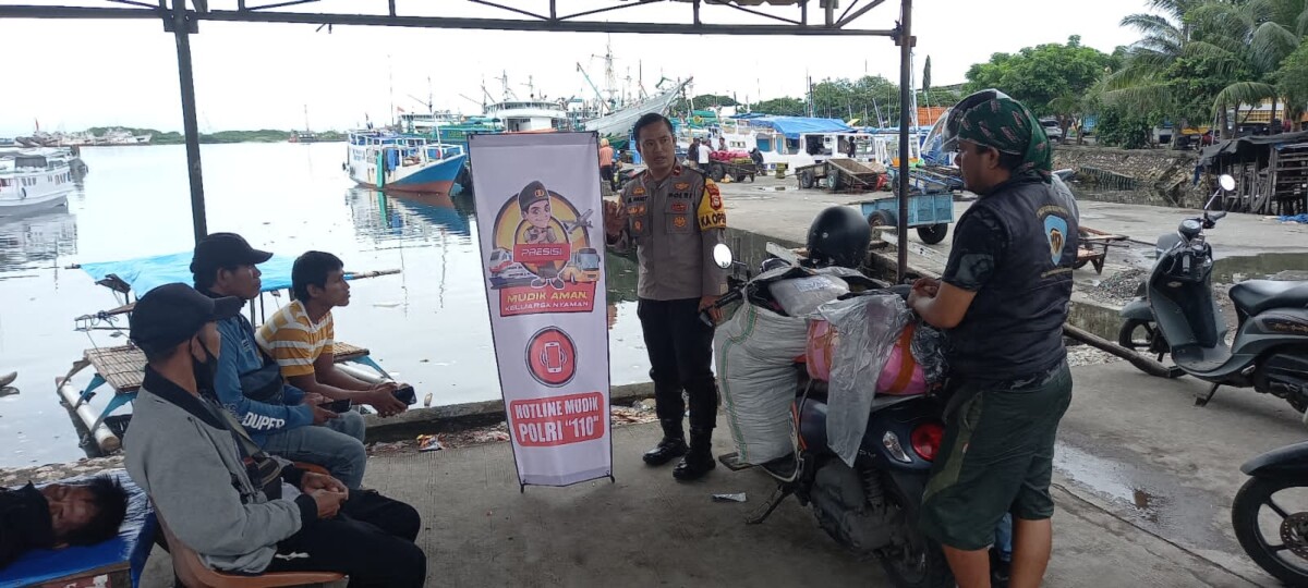 Agar Mudik Aman, Kapolsek Paotere Sosialisasikan Hotline Polri 110 di Pelabuhan