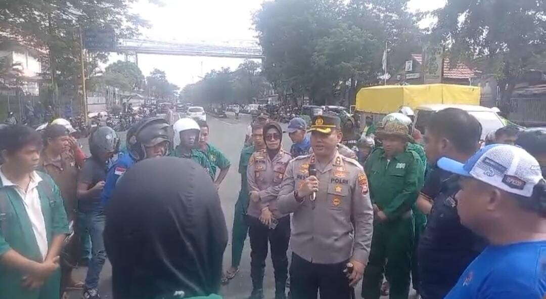 Jaga Kamtibmas Ramadan, Kapolres Pelabuhan Makassar Pimpin Pengamanan Aksi Buruh dengan Humanis