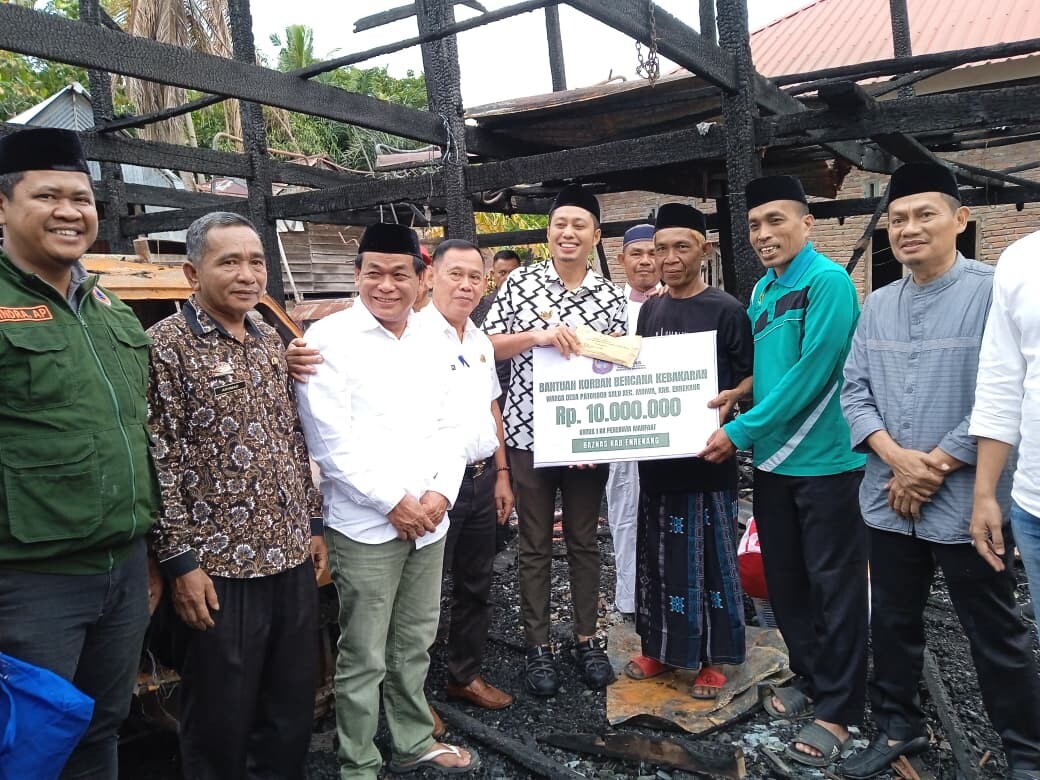 Bupati Enrekang Serahkan Bantuan BAZNAS untuk Korban Kebakaran di Patondon Salu
