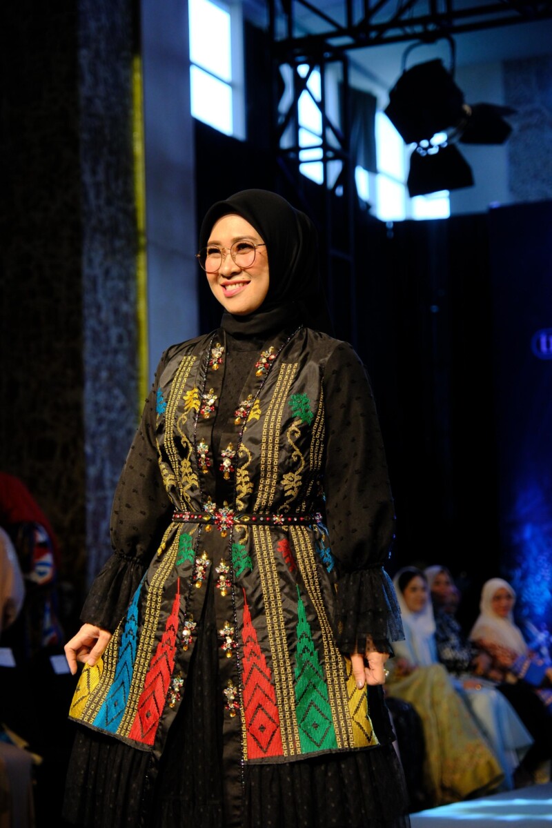 Dukung Perempuan Berkarya, Bupati Gowa Lelang Busana di Preloved for Charity