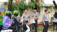 IMG-20250326-WA0026 Ramadan Penuh Berkah, Rutan Makassar Bagikan 200 Takjil untuk Pengendara di Tengah Hujan