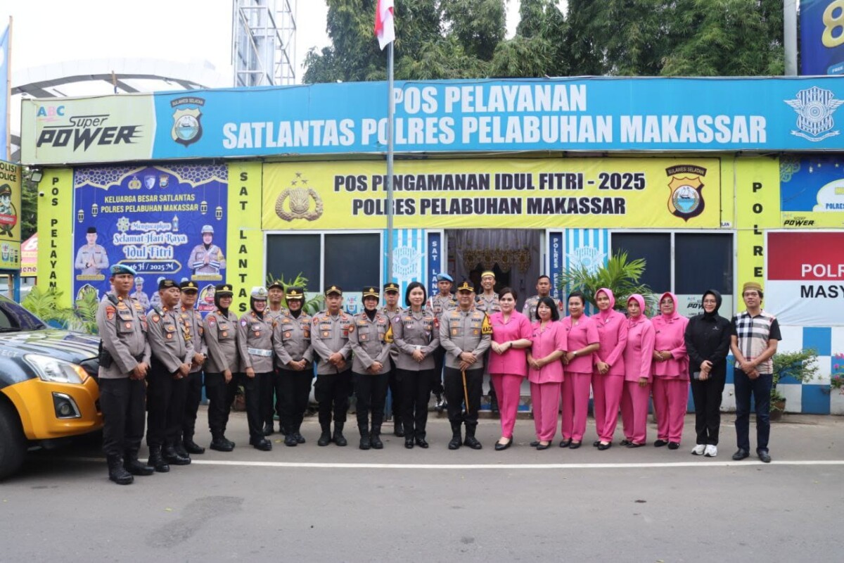 Kapolres Pelabuhan Makassar Bersama Ketua Bhayangkari Tinjau Pos Pelayanan Ops Ketupat 2025