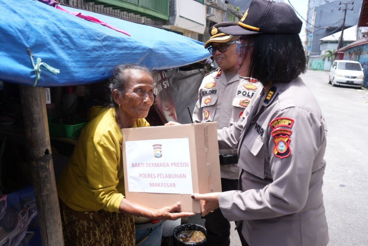Polres Pelabuhan Makassar Hadir untuk Masyarakat, Bagikan Sembako Jelang Lebaran
