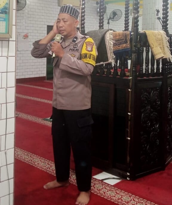 Sambil Pengamanan Tarawih, Polisi di Makassar Melantunkan Adzan di Masjid Nurun Nubuah