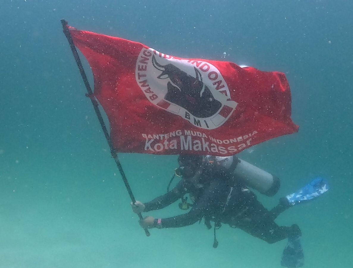 Rayakan HUT BMI, 25 Penyelam Kibarkan Bendera BMI Kota Makassar di Bawah Laut