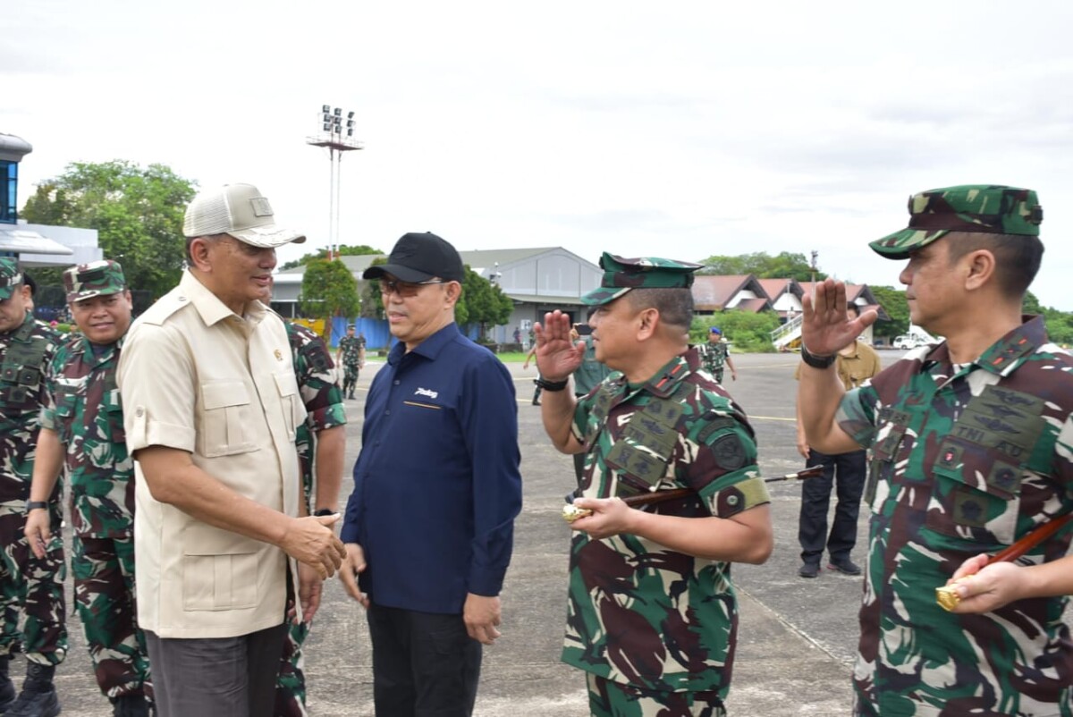 Moment Saat Danlantamal VI Mengantar Kepulangan Menhan RI Usai Kunker Di Sulsel