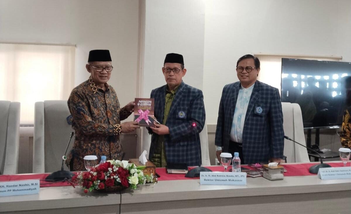 Prof Haedar Nashir Terima Buku “Pappaseng ri Elompugi” di Unismuh Makassar