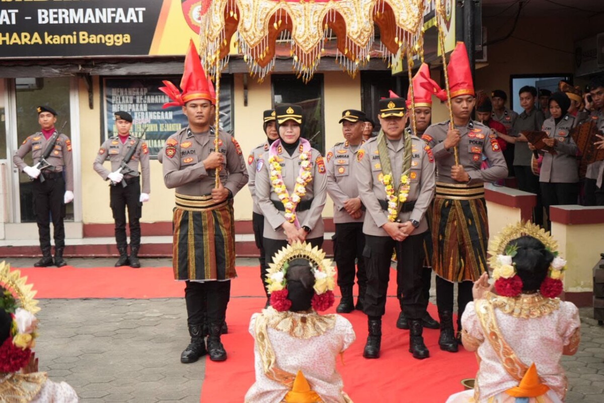 Tari Paduppa Sambut Srikandi Bhayangkara AKBP Rise Sandiyantanti Pimpin Polres Pelabuhan Makassar