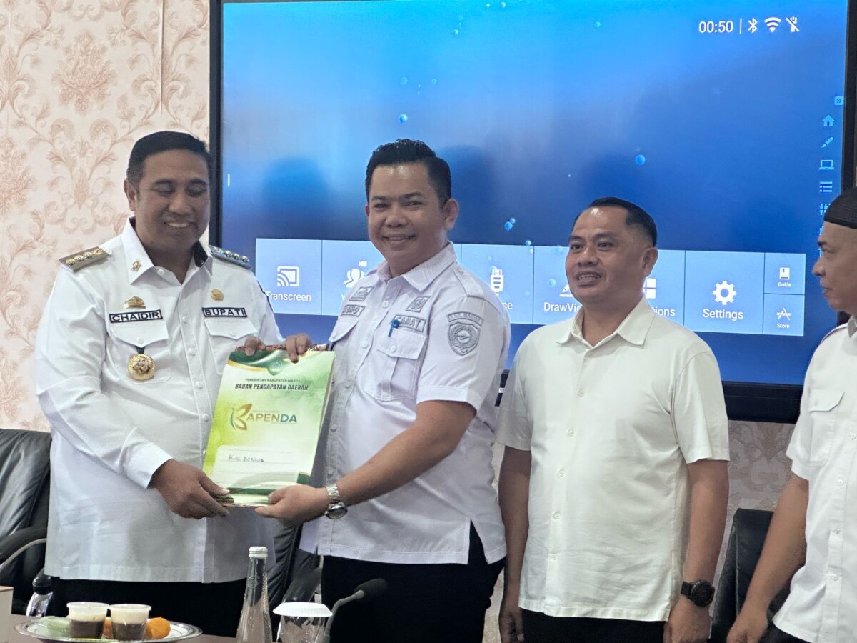 Bapenda Maros Serahkan SPPT PBB dan DHKP 2025, Target Pajak Capai Rp46 Miliar