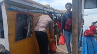 Wujud Kepedulian, Personel Polsubsektor Sangkarrang Jaga Keselamatan Warga di Dermaga