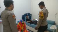 IMG-20250417-WA0015 Warga Sakit Seorang Diri di Kos, Bhabinkamtibmas Pattunuang Sigap Evakuasi ke Rumah Sakit