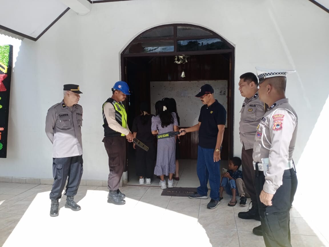 Personel Polres Pangkep Pengamanan Ibadah Jumat Agung