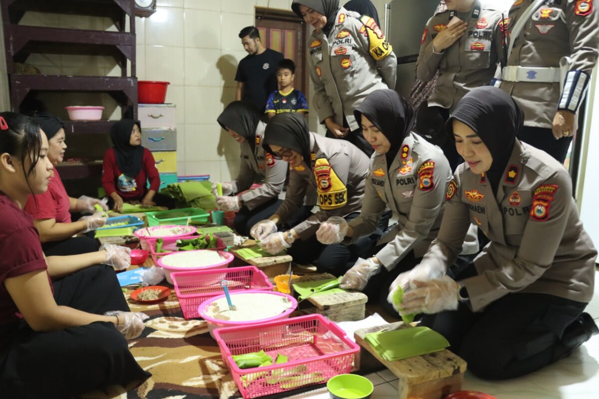 Aksi Keren Polwan Polres Pelabuhan Makassar, Bantu UMKM Naik Kelas di Momen Hari Kartini
