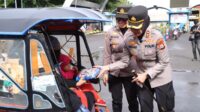 IMG-20250421-WA0016 Srikandi Polres Pelabuhan Makassar Bagi Cokelat di Hari Kartini, Pengendara Tertib Dapat Hadiah