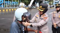 IMG-20250422-WA0017 Aksi Humanis Kapolres AKBP Rise, Bagikan Helm Gratis Demi Keselamatan Pengendara