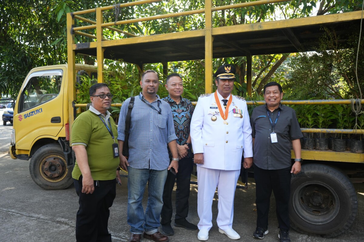 Galesong Grup Serahkan 750 Bibit Pohon kepada Bupati Maros untuk Penghijauan
