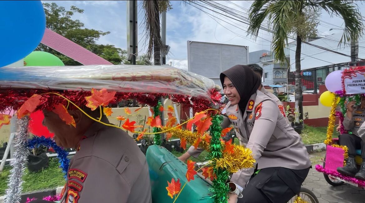 Gowes Becak Hias, Cara Unik Kapolres Pelabuhan Makassar Lepas Tiga Purnawirawan Polri