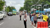 Peduli Keselamatan, Satlantas Polres Pelabuhan Makassar Dampingi Warga Menyebrang Jalan