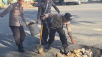 Oplus_131072 Cegah Kecelakaan, Personel Polsek Soeta Bersama Satlantas Polres Pelabuhan Tambal Jalan Berlubang
