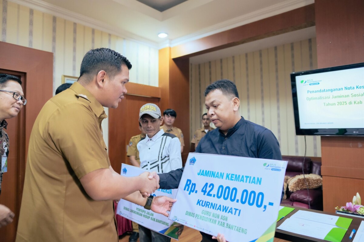 Bupati Bantaeng Uji Nurdin Serahkan Santunan Jaminan Sosial Kepada Penyapu Jalan dan Nelayan