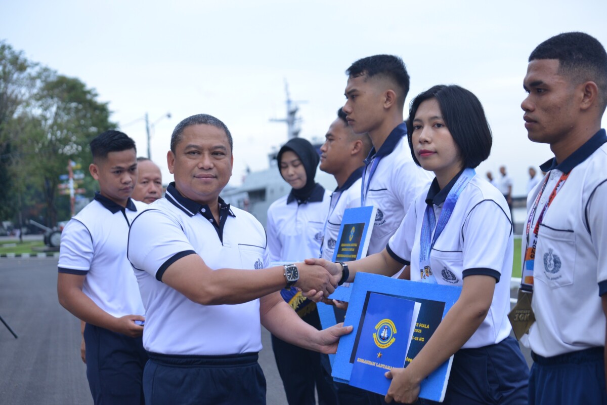 Danlantamal VI Makassar Beri Penghargaan Pada Personel Atlet yang Berprestasi dan Miliki Rasa Kemanusiaan serta Loyalitas Tinggi Pada Satuan