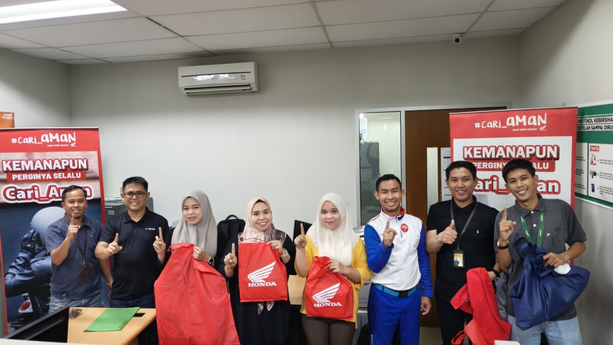 Asmo Sulsel Tekankan Pentingnya Perlengkapan Berkendara Melalui Edukasi Safety Riding di PT Adira Parepare