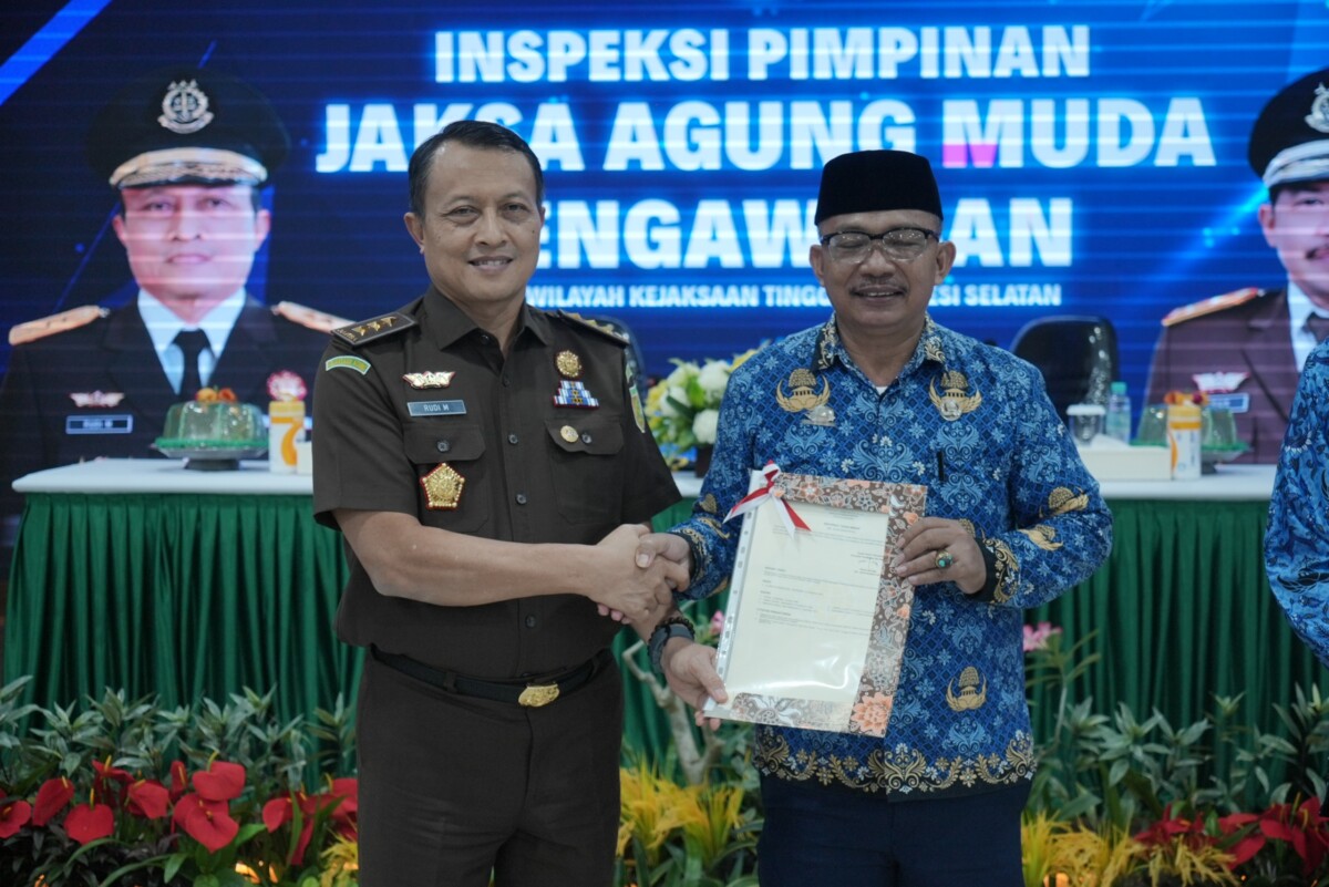 Jamwas Kejagung Serahkan Sertipikat Tanah Wakaf Masjid ke Kemenag Pangkep di Kejati Sulsel
