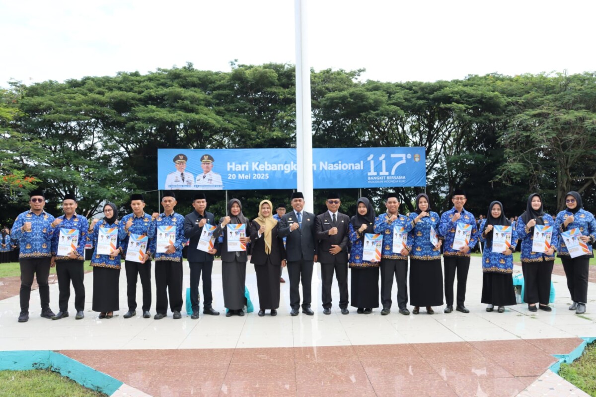 Bupati Serahkan SK Bagi 572 CPNS dan PPPK Tahun 2025