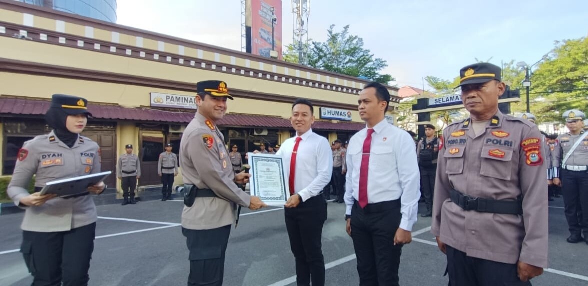 43 Anggota Satreskrim Polrestabes Makassar Terima Penghargaan Usai Ungkap Pelemparan Bom Molotov Pos Polantas