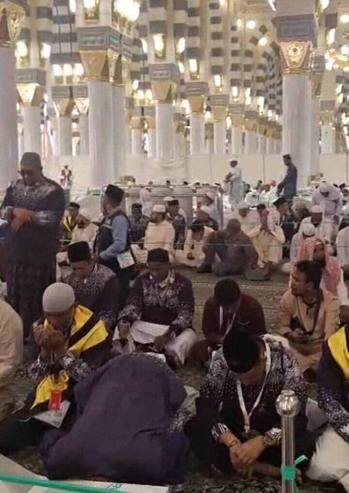 Jemaah Haji Kloter 1 Makassar Jalani Salat Arbain dan Ziarah