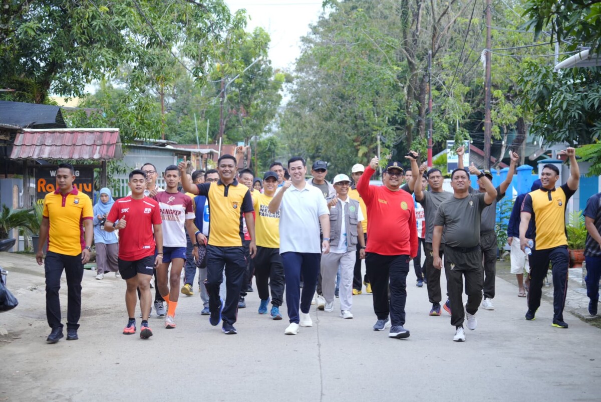 HUT -79 Bhayangkara, Bupati dan Kapolres Pangkep Jalan Santai Bersama Warga