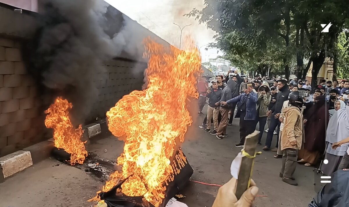 Bakar Keranda Hitam di Depan Kantor Pengadilan Tinggi Makassar
